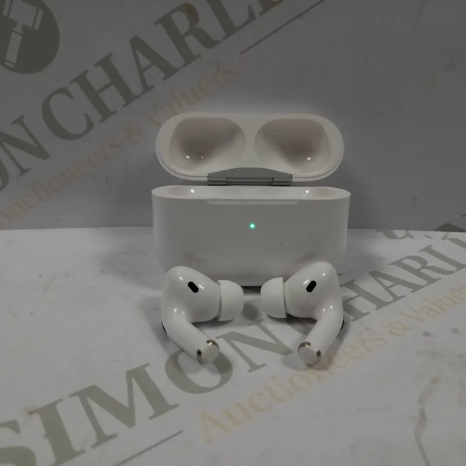IN-EAR WIRELESS EARBUDS WITH CHARGING CASE IN WHITE