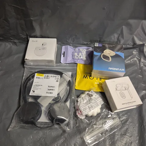 APPROXIMATELY 10 ASSORTED ELECTRICAL PRODUCTS TO INCLUDE HEADPHONES , EARPHONE CASES , ETC 