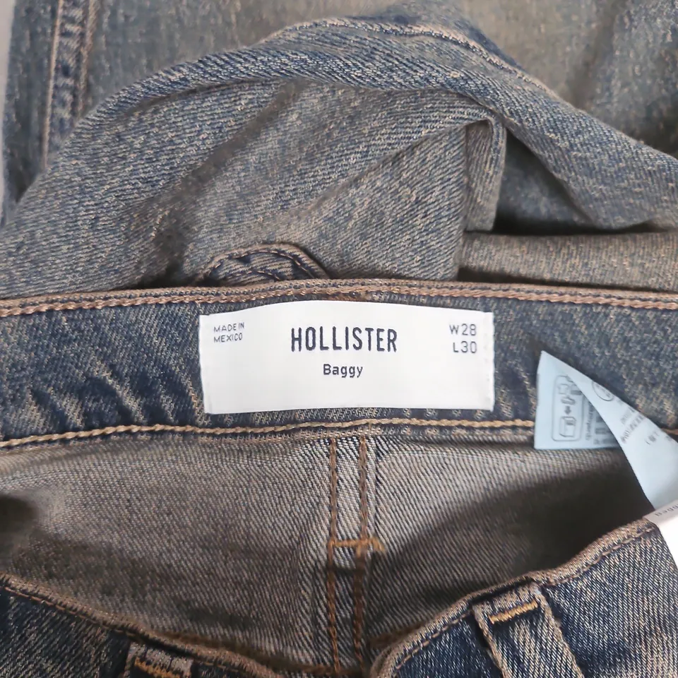 HOLLISTER BAGGY STRETCH JEANS IN WASHED BLUE - 28/30