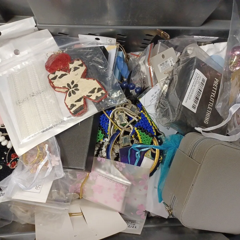 BOX OF APPROX 10 COSTUME JEWELLERY ITEMS INCLUDING BRACELETS, EARRINGS AND NECKLACES
