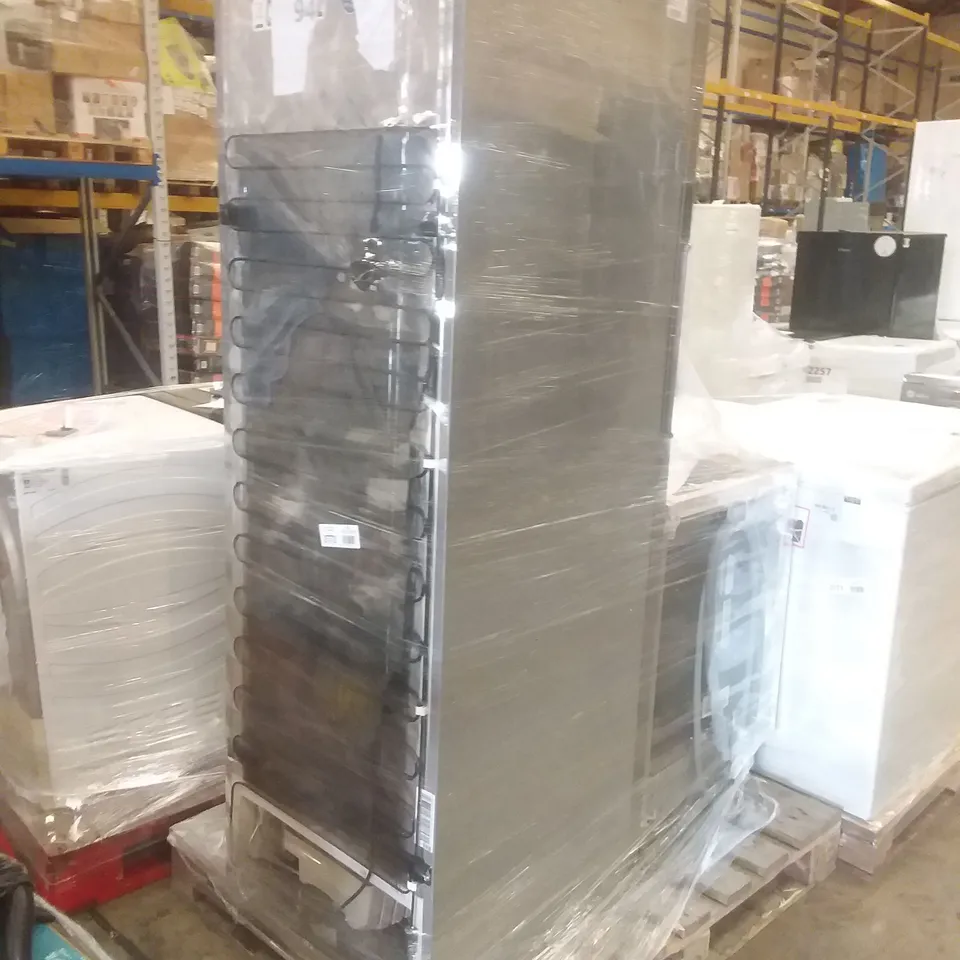 WHIRLPOOL SW8AM2CXARLUK1 FREESTANDING FRIDGE AND INDESIT DIC 3B+16 UK INTEGRATED STANDARD DISHWASHER