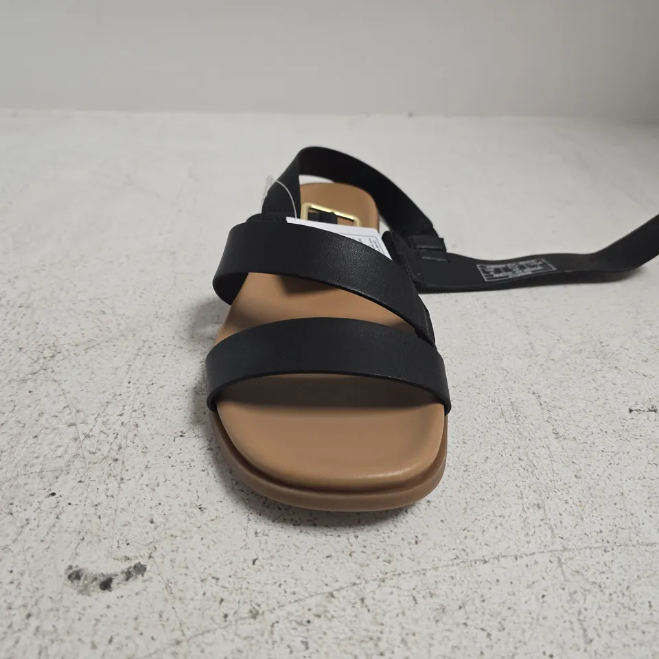 BOXED PAIR OF SIMPLY BE OPEN TOE STRAPPY SANDALS IN BLACK SIZE 5