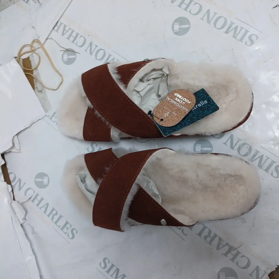 BOXED PAIR OF EMU AUSTRALIA MAYBERRY CORKY SLIPPER SANDALS- W7