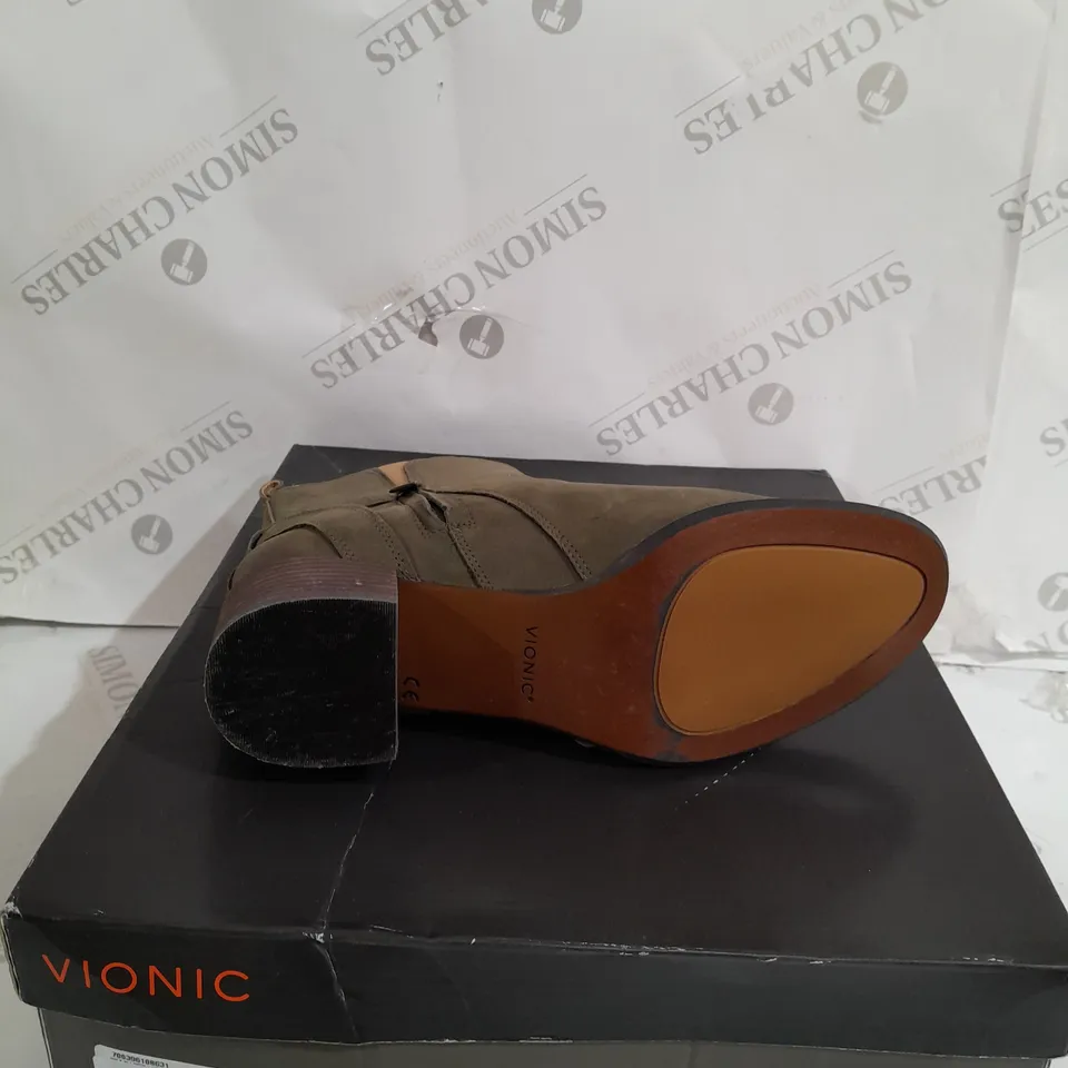 BOXED PAIR OF VIONIC SIENNA ANKLE BOOTS IN OLIVE SIZE 5