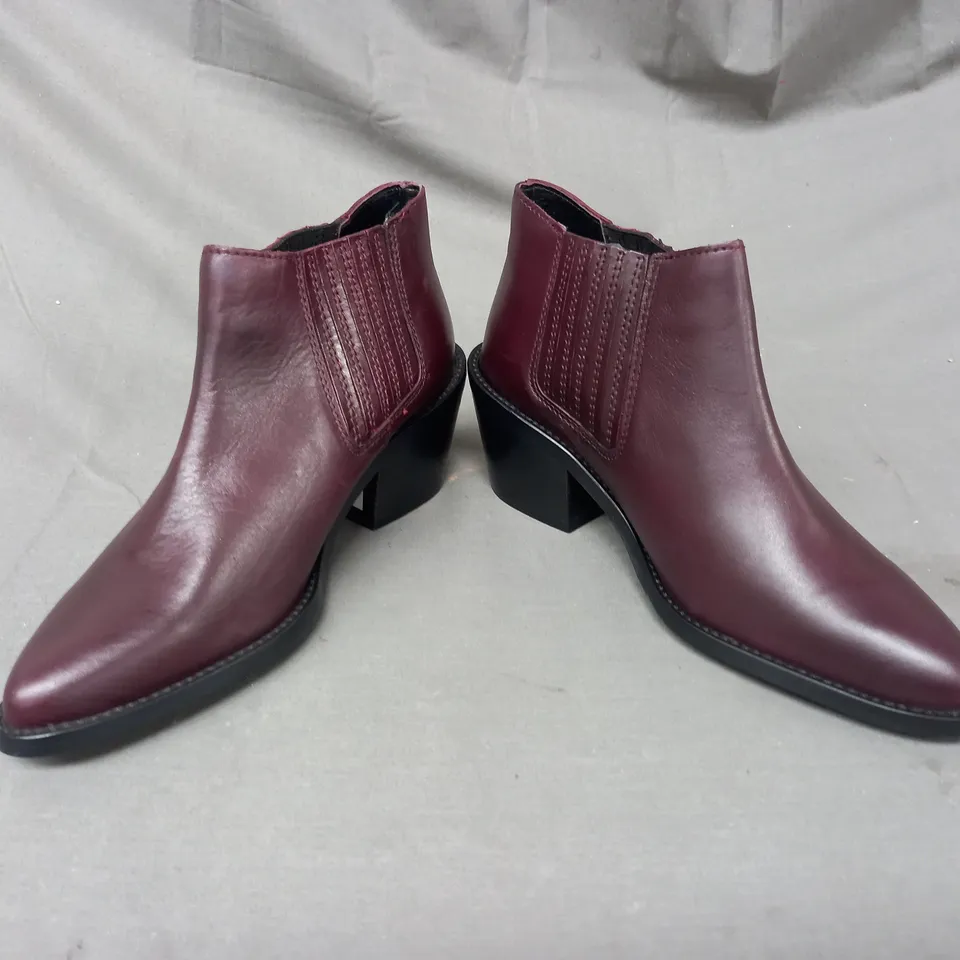 BOXED PAIR OF SOLEA EASTWOOD ANKLE BOOTS IN WINE EU SIZE 35