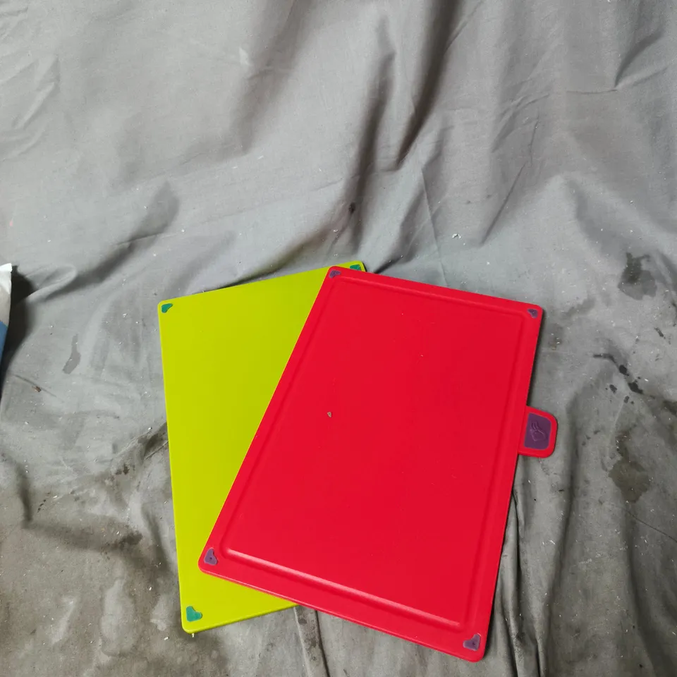 BOX OF APPROXIMATELY 20 ASSORTED HOUSEHOLD ITEMS INCLUDING CONTI CLEANSING DRY WIPES , PLASTIC CHOPPING BOARDS AND DOG TOY 