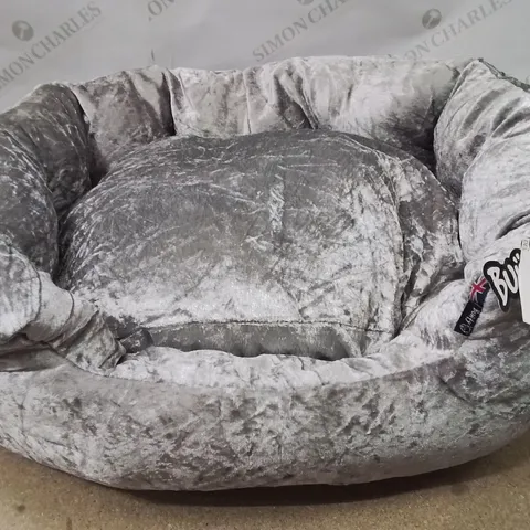 BUNTY CRUSHED VELVET LARGE PET BED -SILVER-