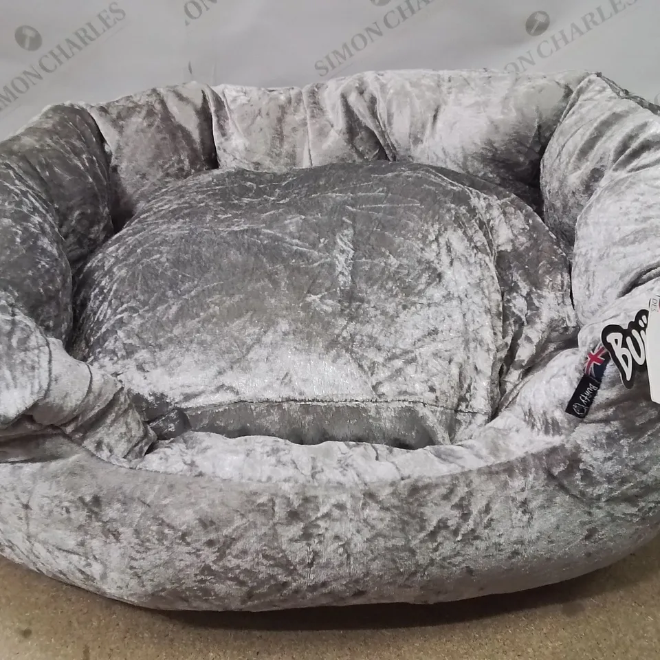 BUNTY CRUSHED VELVET LARGE PET BED -SILVER-