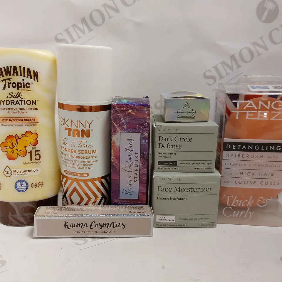 BOX OF APPROX 20 COSMETIC ITEMS TO INCLUDE TANGLE TEEZER, LUMIN DARK DEFENCE MOISTURISER, SKINNY TAN WONDER SERUM