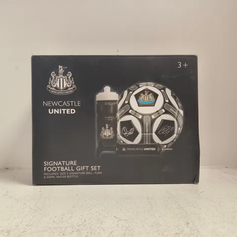 NEWCASTLE UNITED SIGNATURE FOOTBALL GIFT SET (BALL + WATER BOTTLE)