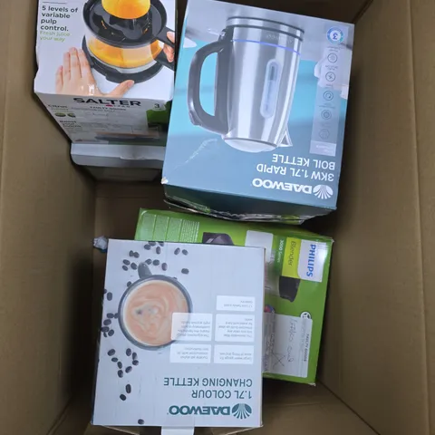 LARGE BOX OF APPROXIMATELY 7 ASSORTED ITEMS TO INCLUDE JUICER , KETTLE AND PHILIPS BLENDER