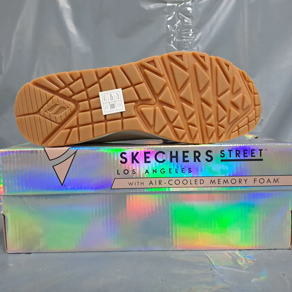 BOXED PAIR OF SKECHERS WOMEN'S SHOES IN PALE PINK/ROSE GOLD SIZE UK 7