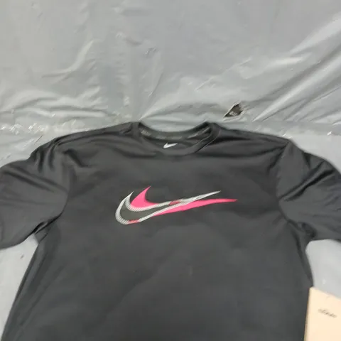 NIKE MEN'S STACKED SWOOSH ICON SHORT SLEEVE HYDROGUARD-BLACK - SIZE M