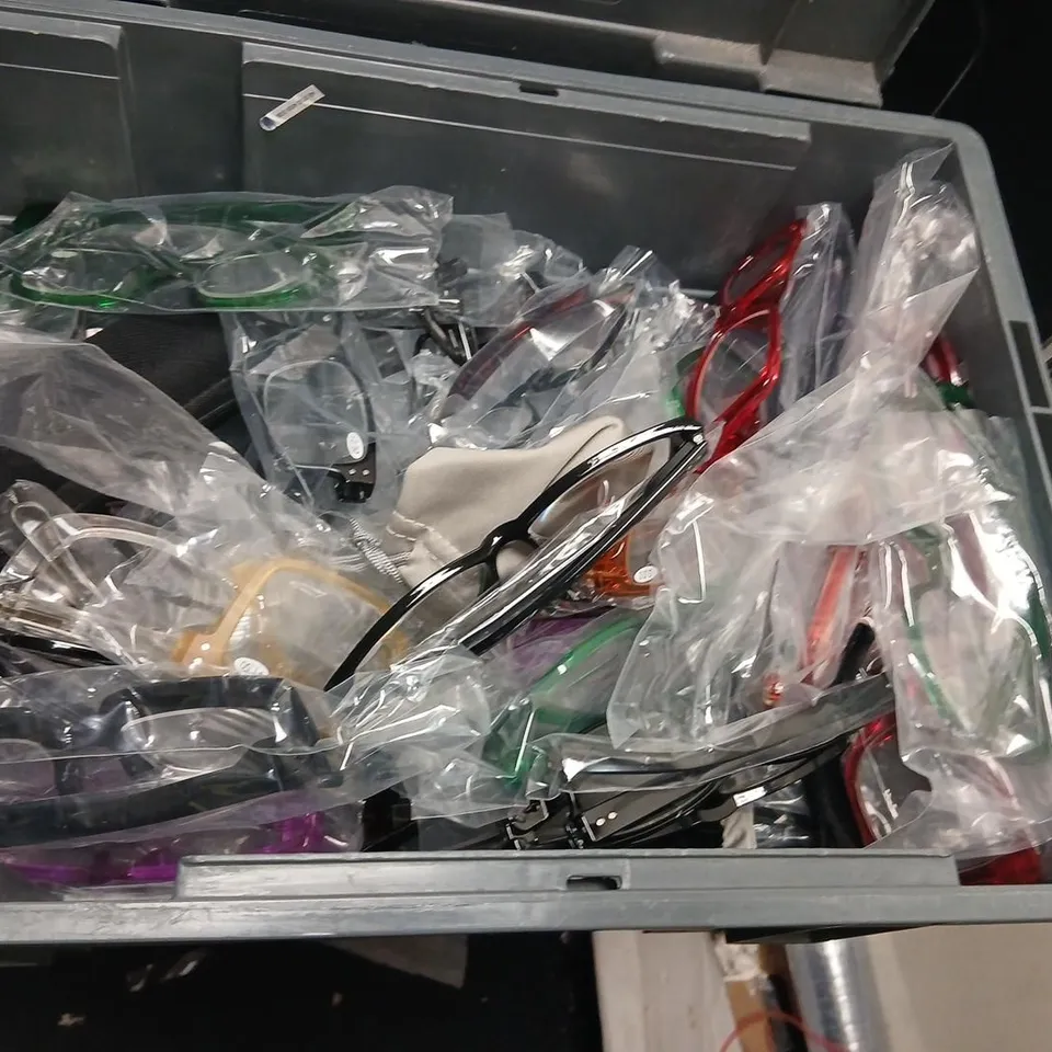 LARGE QUANTITY OF ASSORTED GLASSES