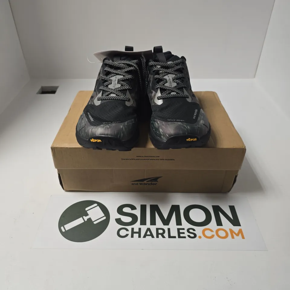 BOXED PAIR OF ALTRA AND WANDER M LONE PEAK 9+ AW TRAINERS - UK 9