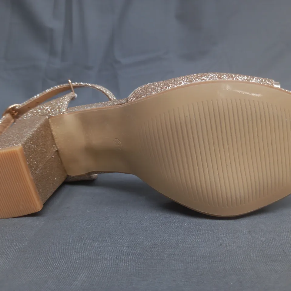 BOXED PAIR OF DESIGNER OPEN TOE BLOCK HEEL SANDLES IN METALIC GOLD WITH GLITTER EFFECT EU 35