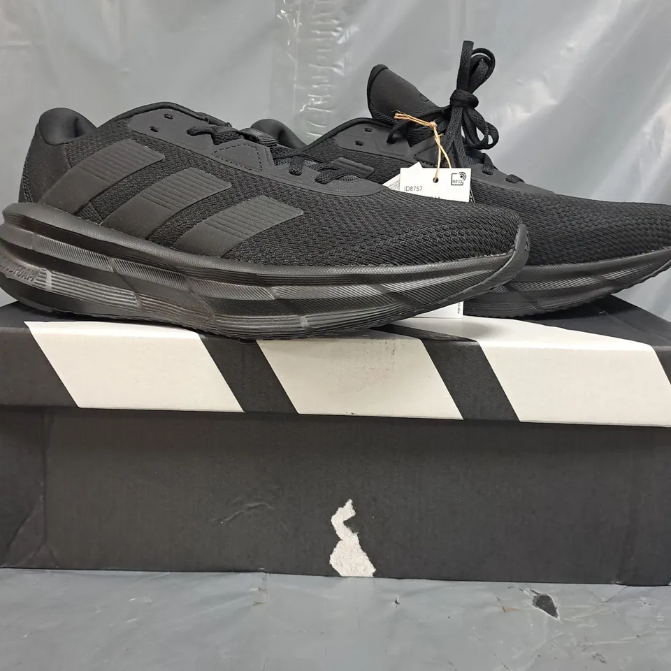 BOXED PAIR OF ADIDAS GALAXY 7 SHOES IN BLACK SIZE UK 8