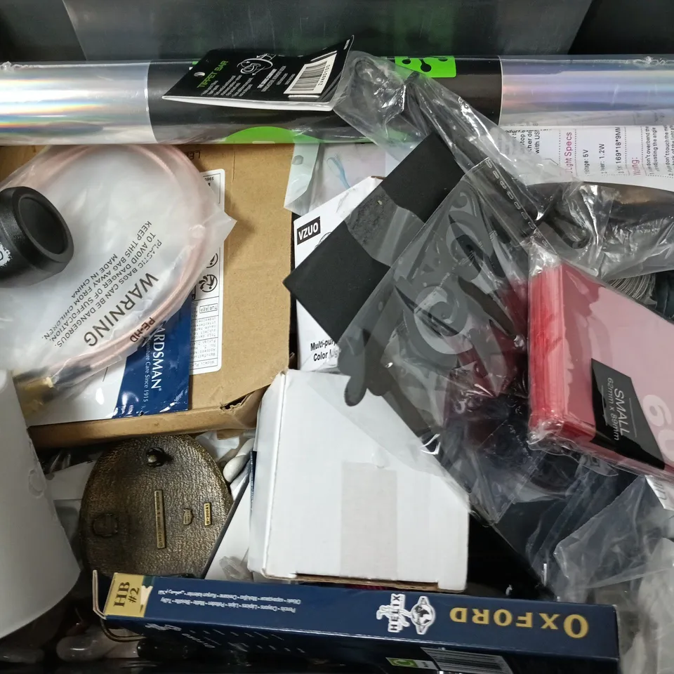 APPROXIMATELY 15 ASSORTED HOUSEHOLD ITEMS TO INCLUDE PSG KEYRING, HELIX PENCILS, CRAFT WIRE, ETC