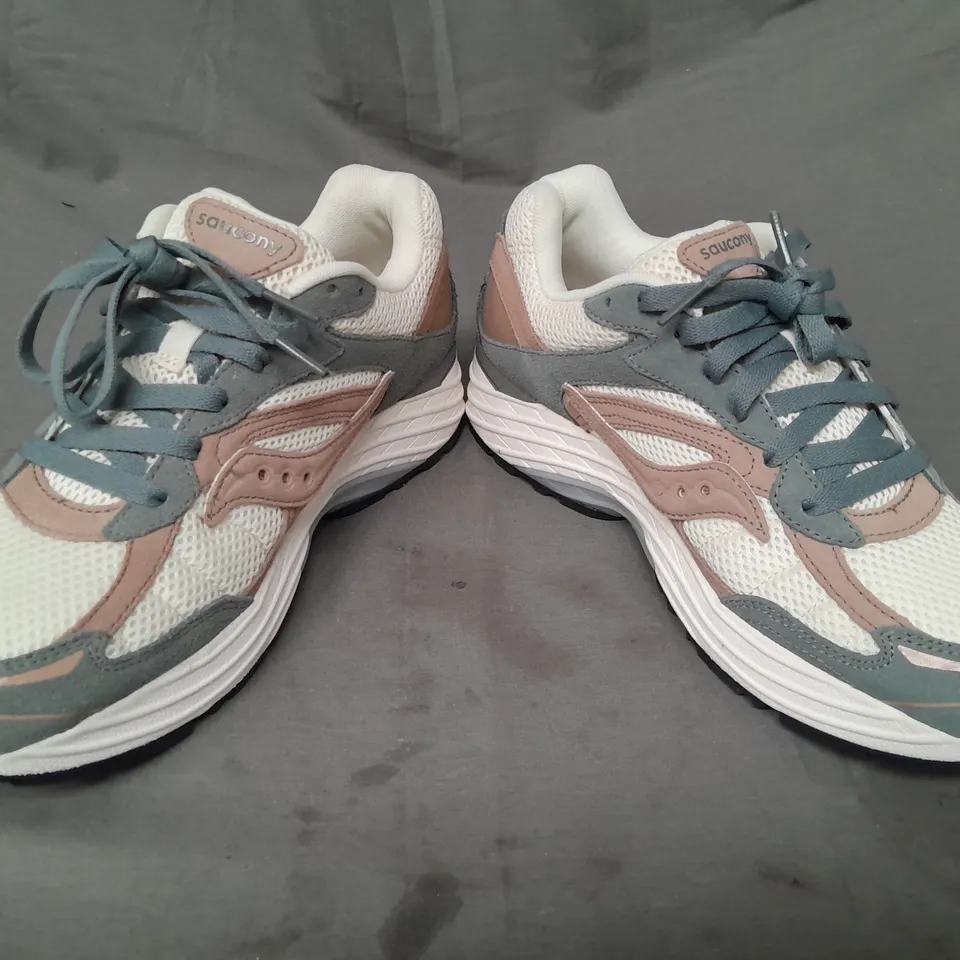 BOXED PAIR OF SAUCONY PROGRID OMNI 9 SHOES IN CREAM/GREEN/BEIGE UK SIZE 8