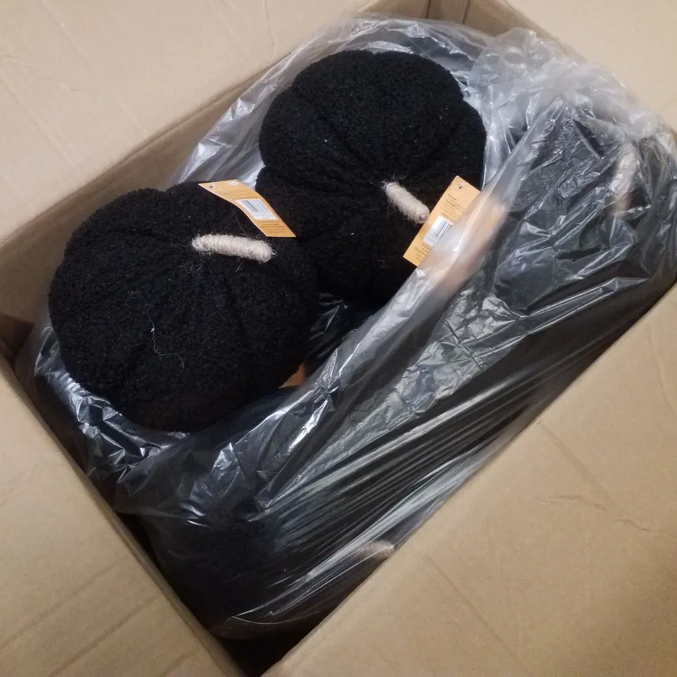 PALLET CONTAINING LARGE QUANTITY OF ASSORTED HALLOWEEN PLUSH PUMPKINS