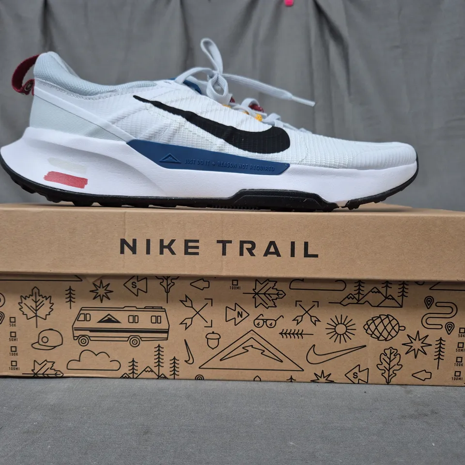 BOXED PAIR OF NIKE JUNIPER TRAIL 2 SHOES IN WHITE/MULTICOLOUR UK SIZE 9