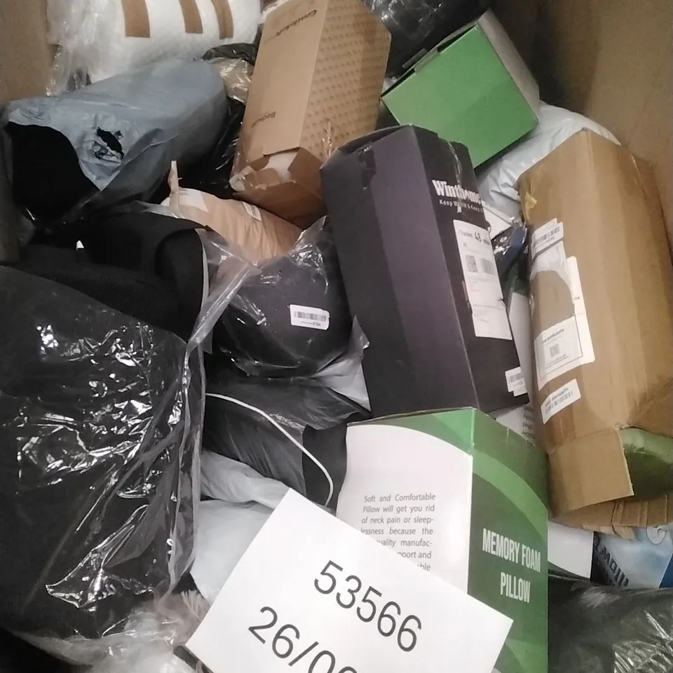 PALLET CONTAINING A LARGE QUANTITY OF; PILLOWS
