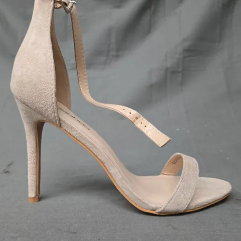 BOXED PAIR OF BOOHOO OPEN TOE STILETTO HEELS IN BLUSH SIZE 8