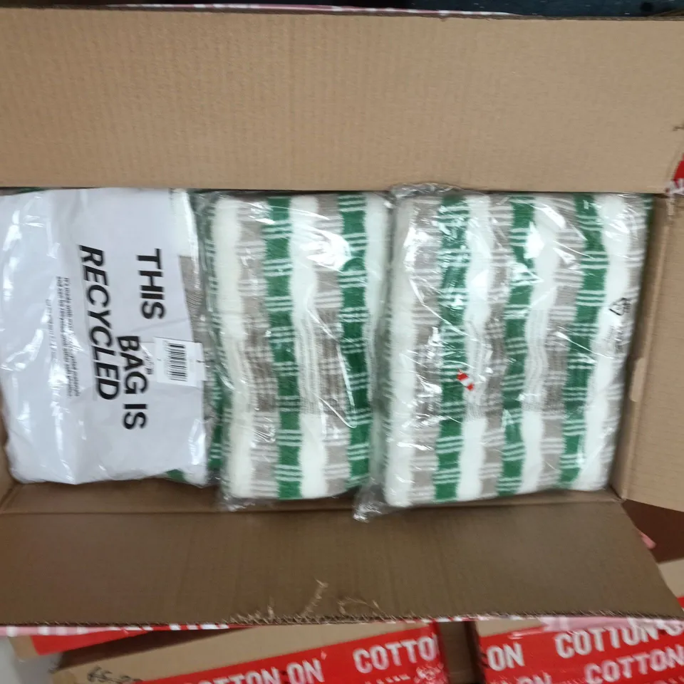 BOX OF APPROXIMATELY 15 ASSORTED CLOTHING ITEMS TO INCLUDE: VINTAGE KNIT VEST