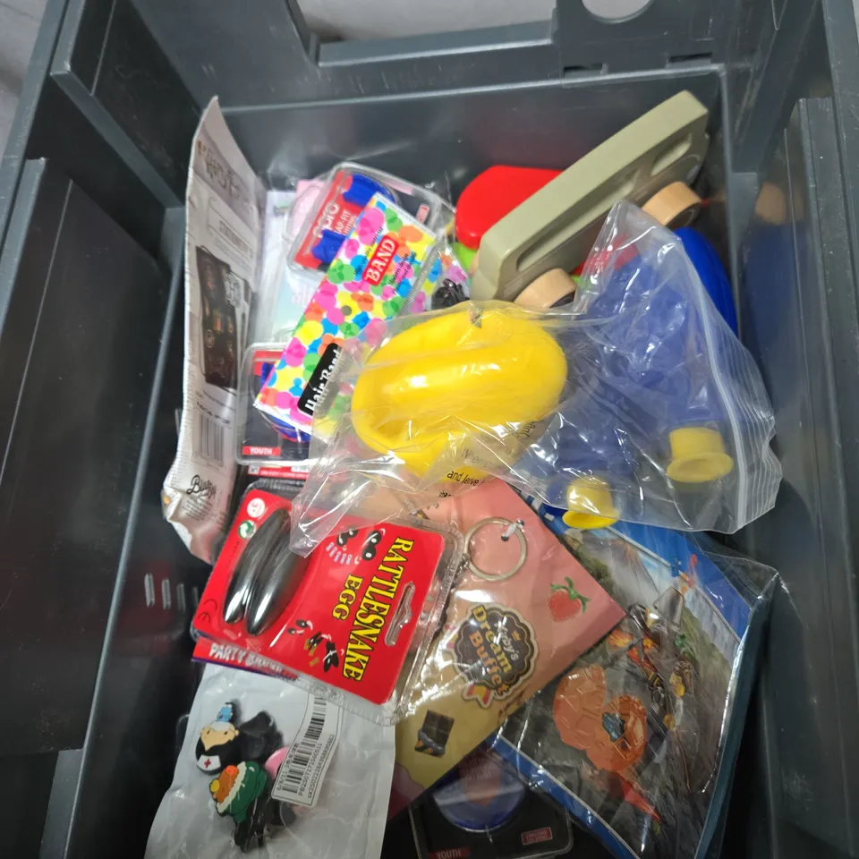 BOX OF ASSORTED TOYS INCLUDING UNO 99 CARD GAME BOX AND BLUE PAW PATROL BINOCULARS 