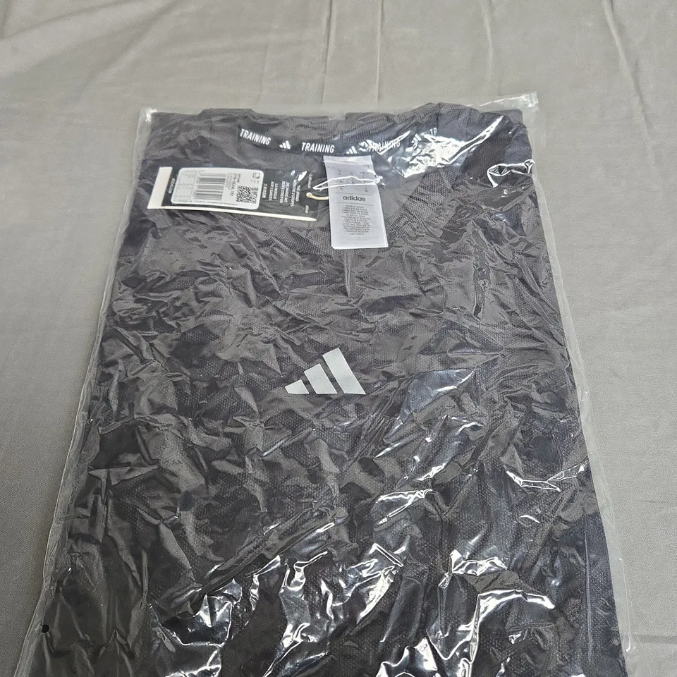 BAGGED ADIDAS LOGO RUNNING T-SHIRT SIZE XL