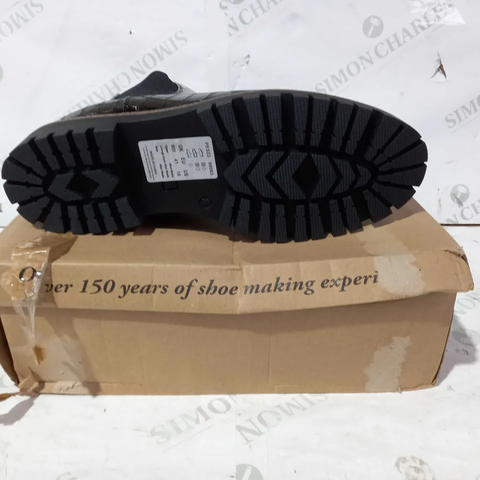BOXED PAIR OF CUSHION-WALK SIDE ZIP BOOTS IN BLACK UK SIZE 8