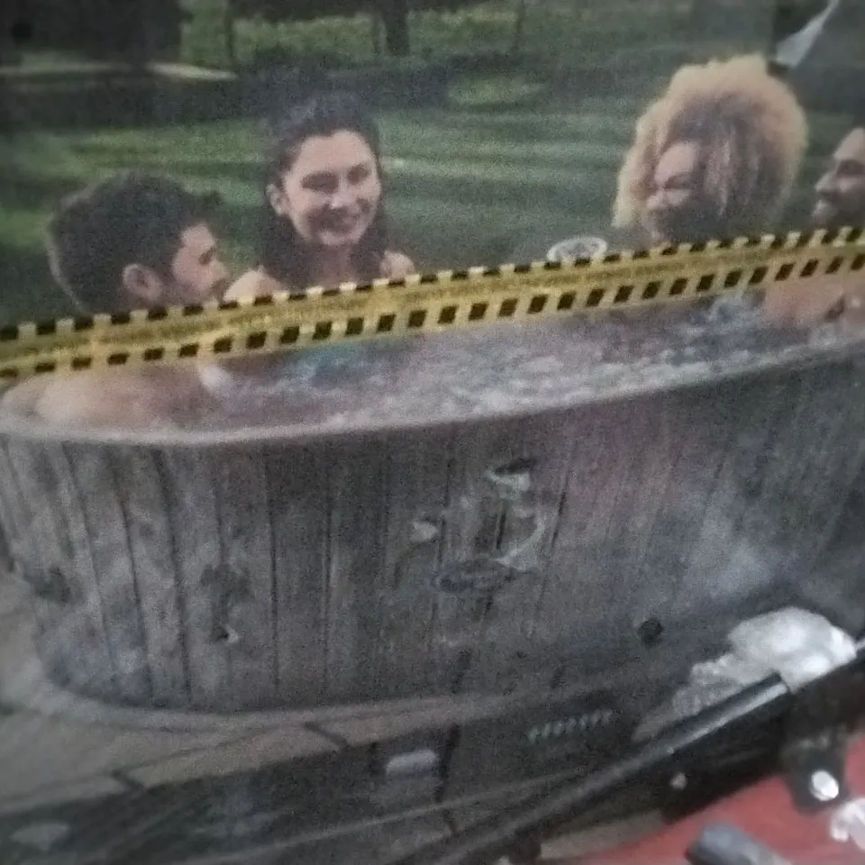 BOXED WAIKIKI OUTDOOR SPA