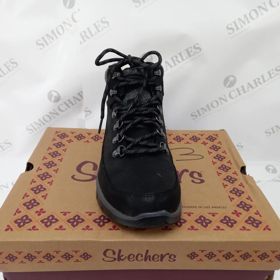 BOXED PAIR OF SKECHERS SYNERGY WARM BOOTS BLACK SIZE 4.5