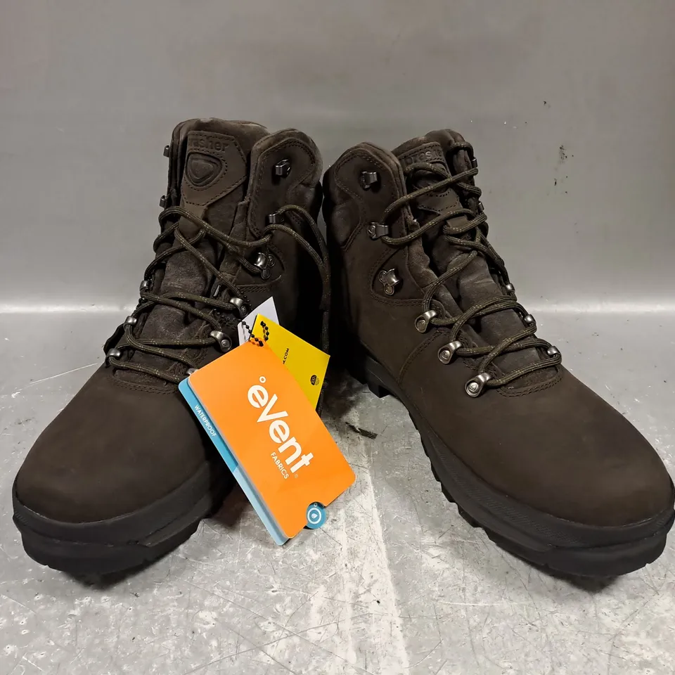 BOXED PAIR OF BRASHER MEN'S COUNTRY MASTER 2 ANKLE BOOTS IN DARK BROWN UK SIZE 12