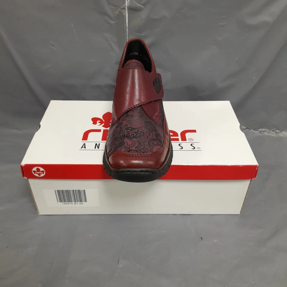 BOXED PAIR OF RIEKER VINO RED WOMENS CASUAL SHOES - 6