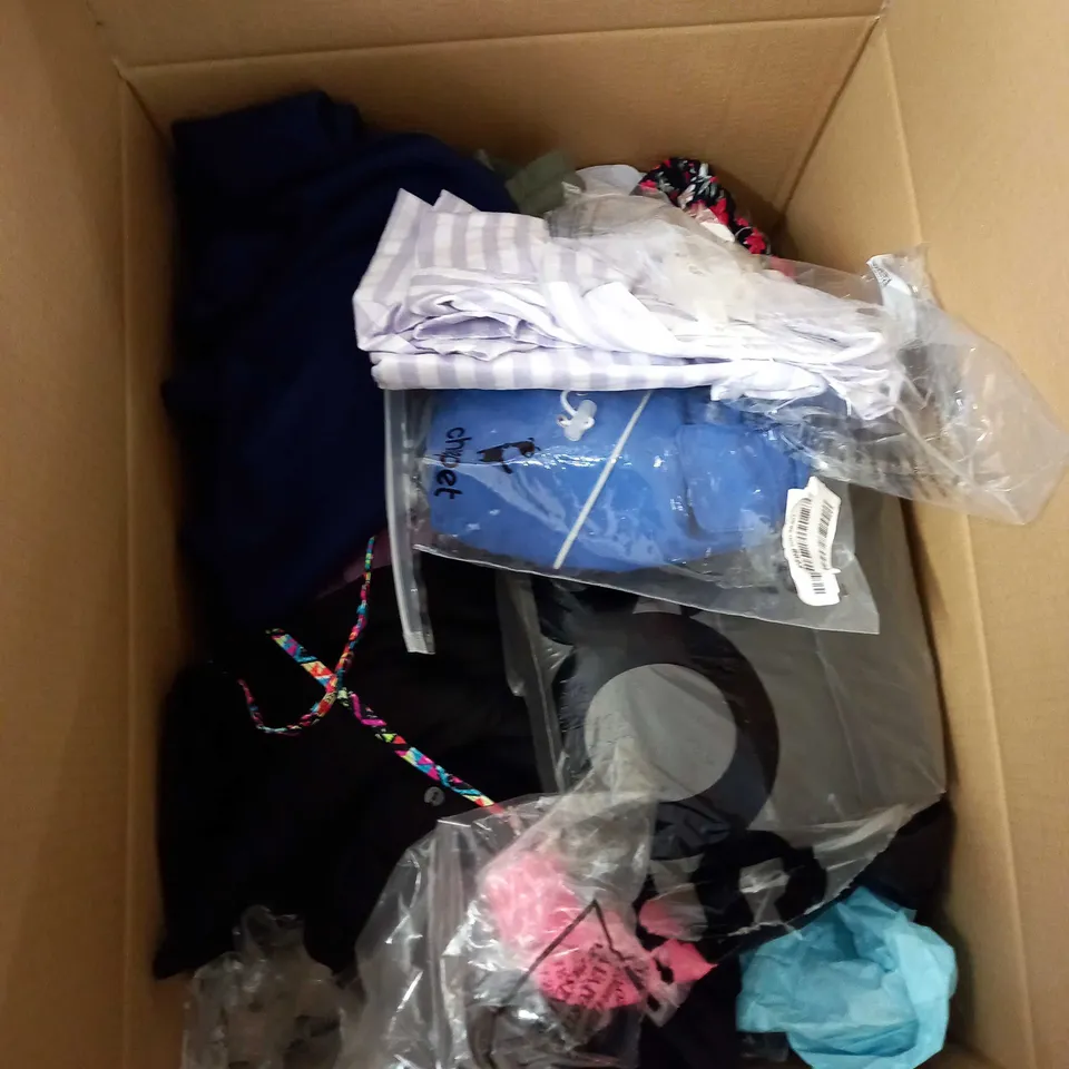 BOX OF APPROX 35 ASSORTED CLOTHING ITEMS TO INCLUDE - DRESSES, T-SHIRTS AND TROUSERS