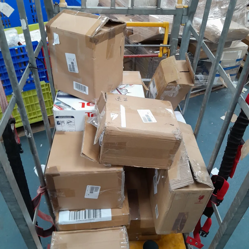 APPROXIMATELY 10 ASSORTED ITEMS TO INCLUDE MERCURY GLASS LAMP, SOLAR LIGHTS, PORTABLE FAN, ETC