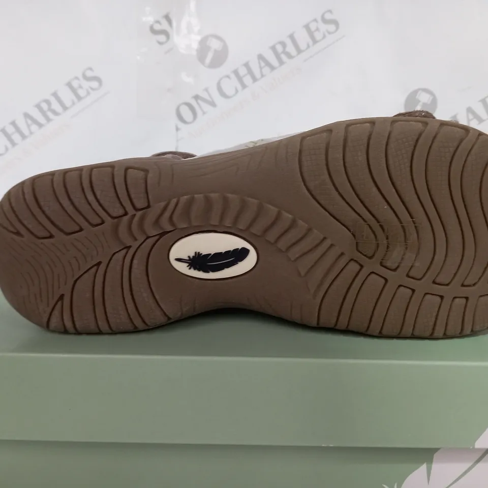 BOXED FREE SPIRIT MALIBU HIGH FLAT SANDLAS WITH OPEN TOE - SIZE 6