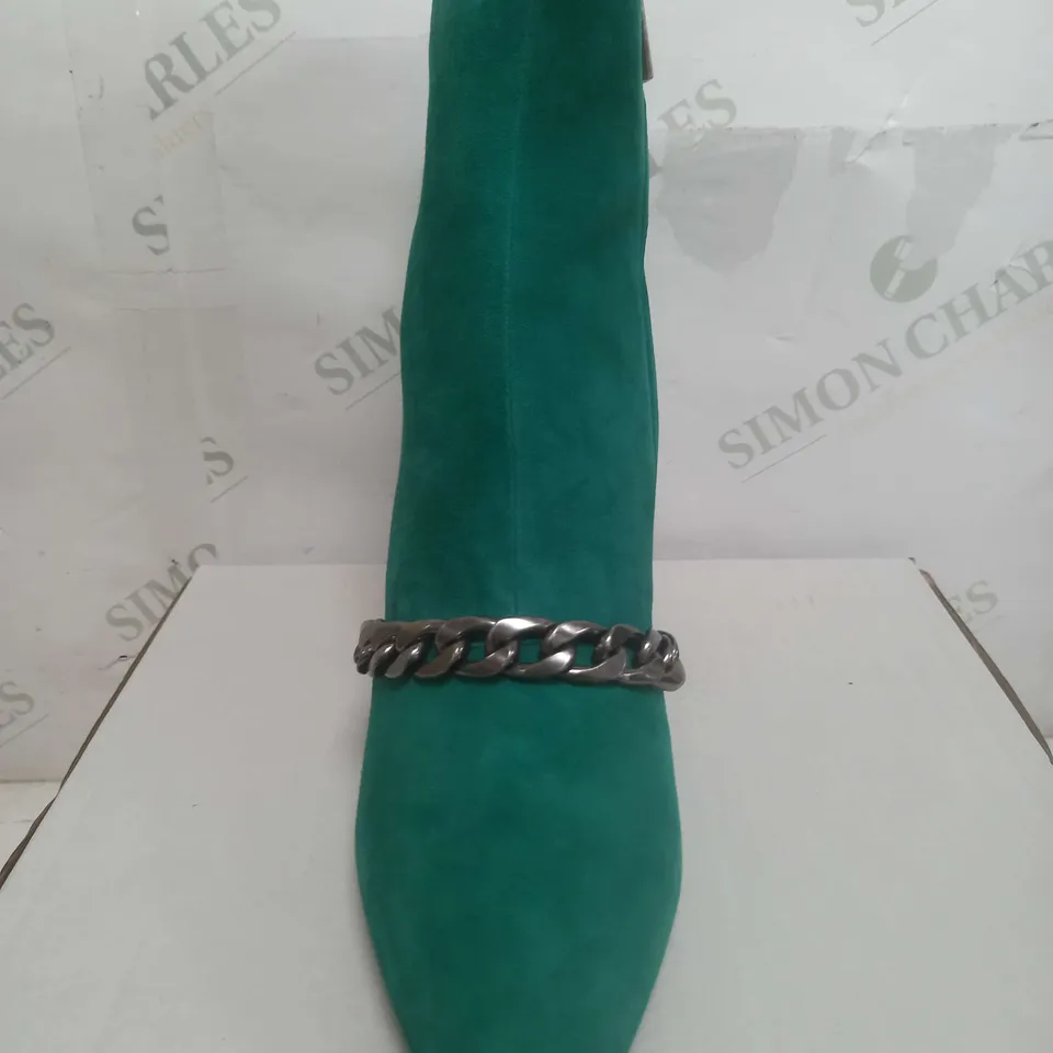 BEN DE LISI CHAIN LINK SUEDE ANKLE BOOT SIZE 7 IN GREEN 