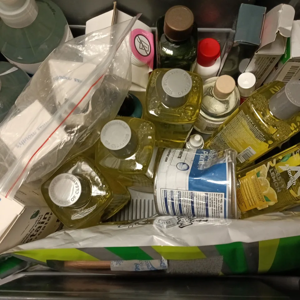 APPROXIMATELY 16 ASSORTED HOUSEHOLD LIQUID PRODUCTS TO INCLUDE SMOL WASHING UP LIQUID, MASONRY PAINT, BABY BOTTLE CLEANER, ETC - COLLECTION ONLY