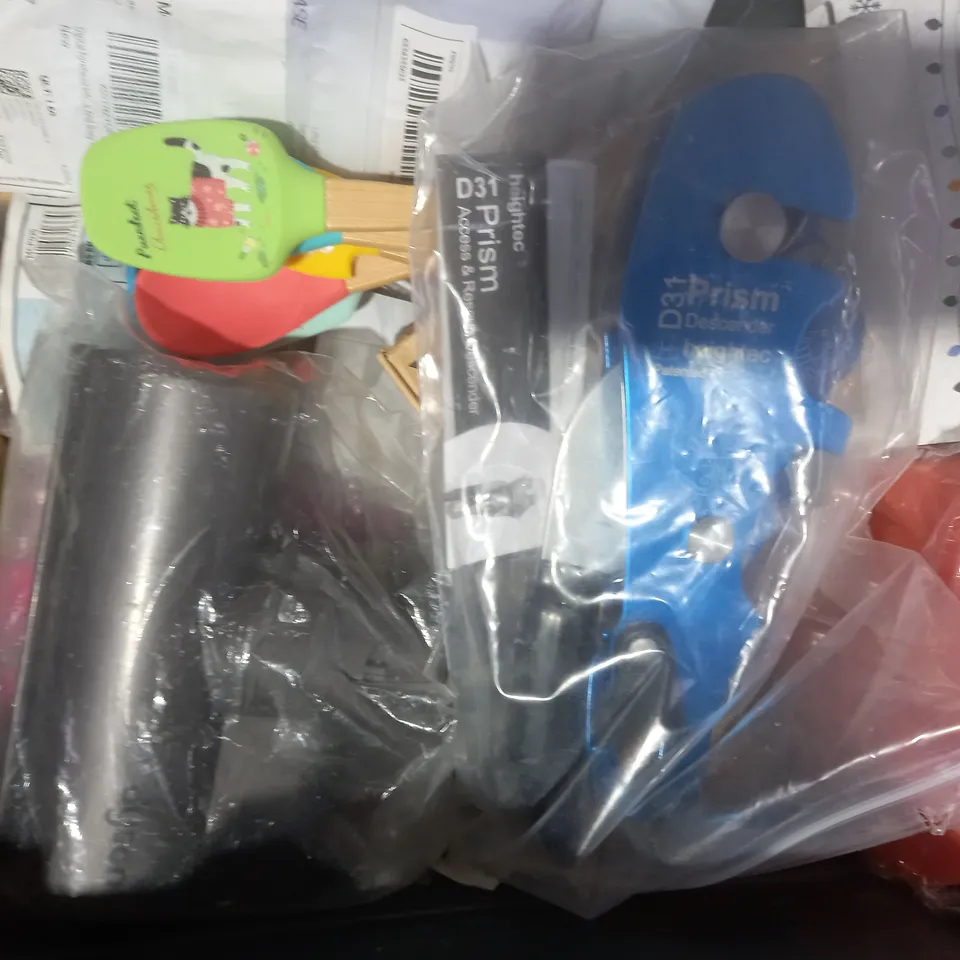 APPROXIMATELY 10 ASSORTED HOUSEHOLD ITEMS TO INCLUDE BRITA WATER FILTER, DYLON ALL-IN-1 FABRIC DYE, FLEA & TICK COLLAR, ETC
