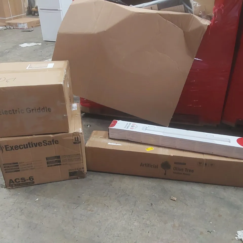 PALLET CONTAINING A VERY LARGE QUANTITY OF ASSORTED ITEMS INCLUDING: ELECTRIC GRIDDLE, EXECUTIVE SAFE, ARTIFICIAL OLIVE TREE, RETRACTABLE SAFETY GATE ECT