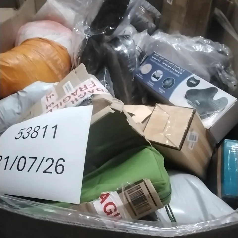 A PALLET CONTAINING ASSORTED PILLOWS INCLUDING SEAT CUSHION, MEMORY FOAM ETC