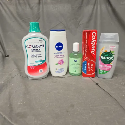 APPROXIMATELY 20 ASSORTED HEALTH & BEAUTY PRODUCTS TO INCLUDE CORSODYLE MOUTHWASH, RADOX SHOWER GEL AND SOOTHING FOOT BATH