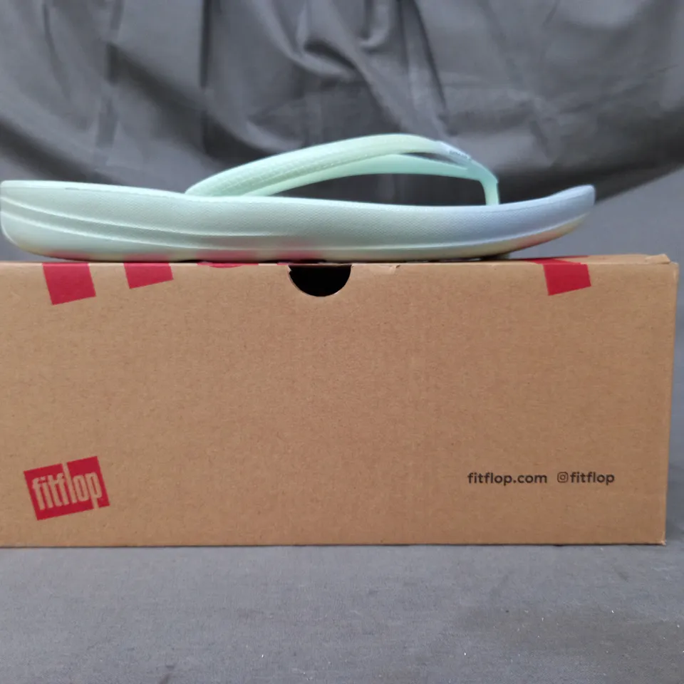 BOXED PAIR OF FITFLOP IQUSHION FLIP-FLOPS IN IRIDESCENT BLUE UK SIZE 7