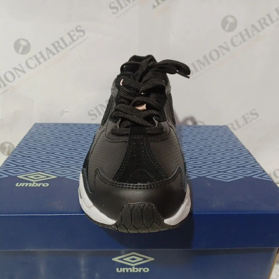 BOXED PAIR OF UMBRO D JOGGER TRAINERS IN BLACK - 6