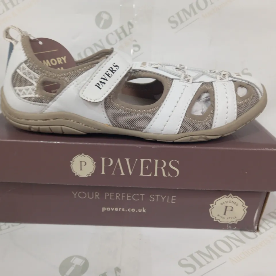 BOXED PAIR OF PAVERS VELCRO STRAP SANDALS IN WHITE SIZE 6
