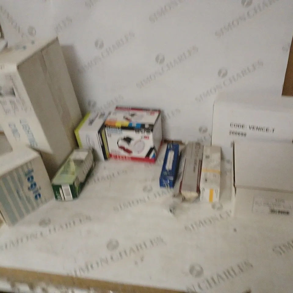 LOT OF 22 ASSORTED LIGHTING ITEMS TO INCLUDE OUTDOOR LIGHTS, SPOTLIGHTS, BULBS ETC