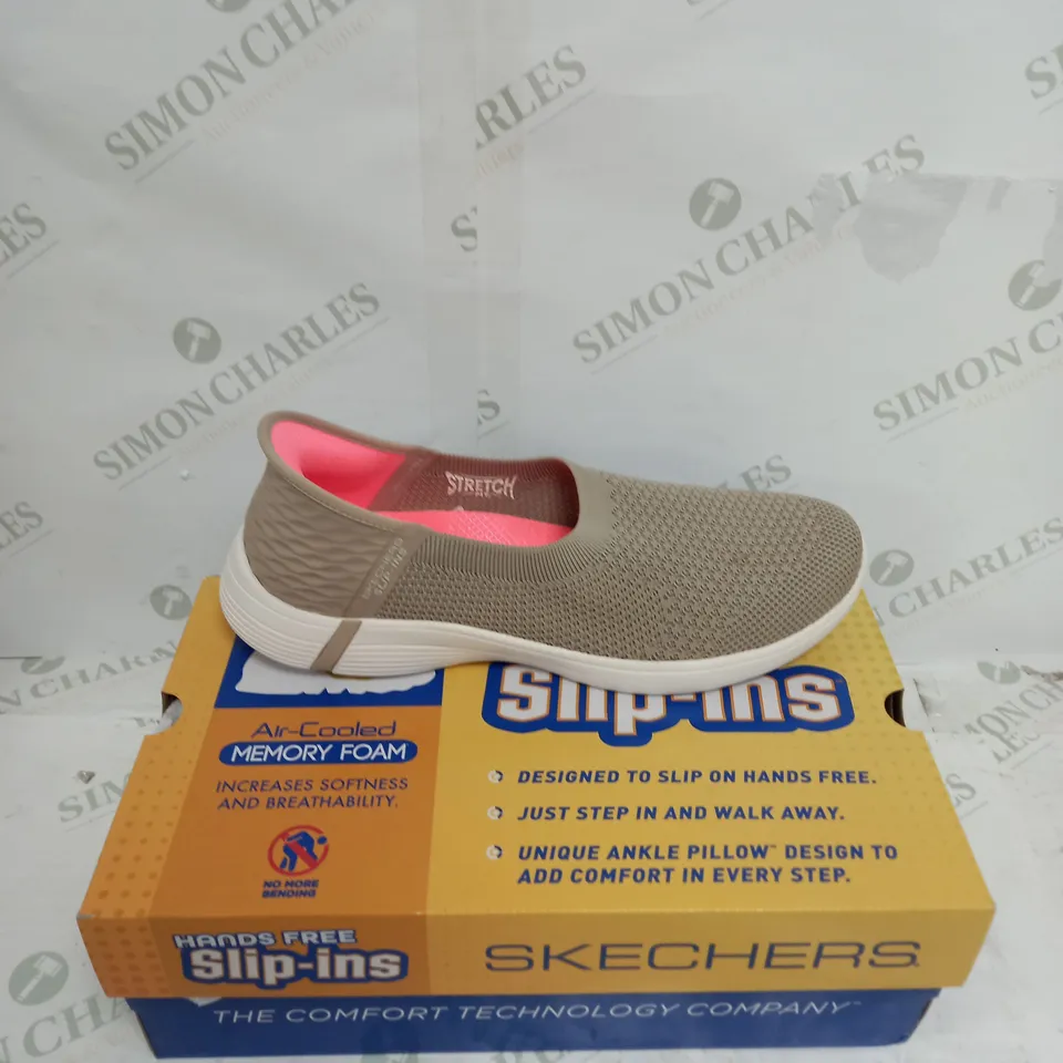 BOXED PAIR OF SKECHERS SWIFT ADVANCE SNEAKERS IN TAUPE SIZE 7