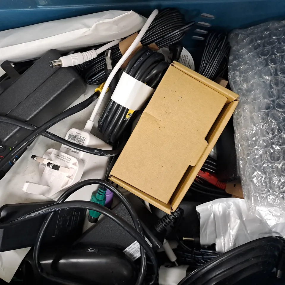 APPROXIMATELY 10 ASSORTED ELECTRICAL HOUSEHOLD ITEMS TO INCLUDE SKY REMOTE, WIRELESS MOUSE, ETC